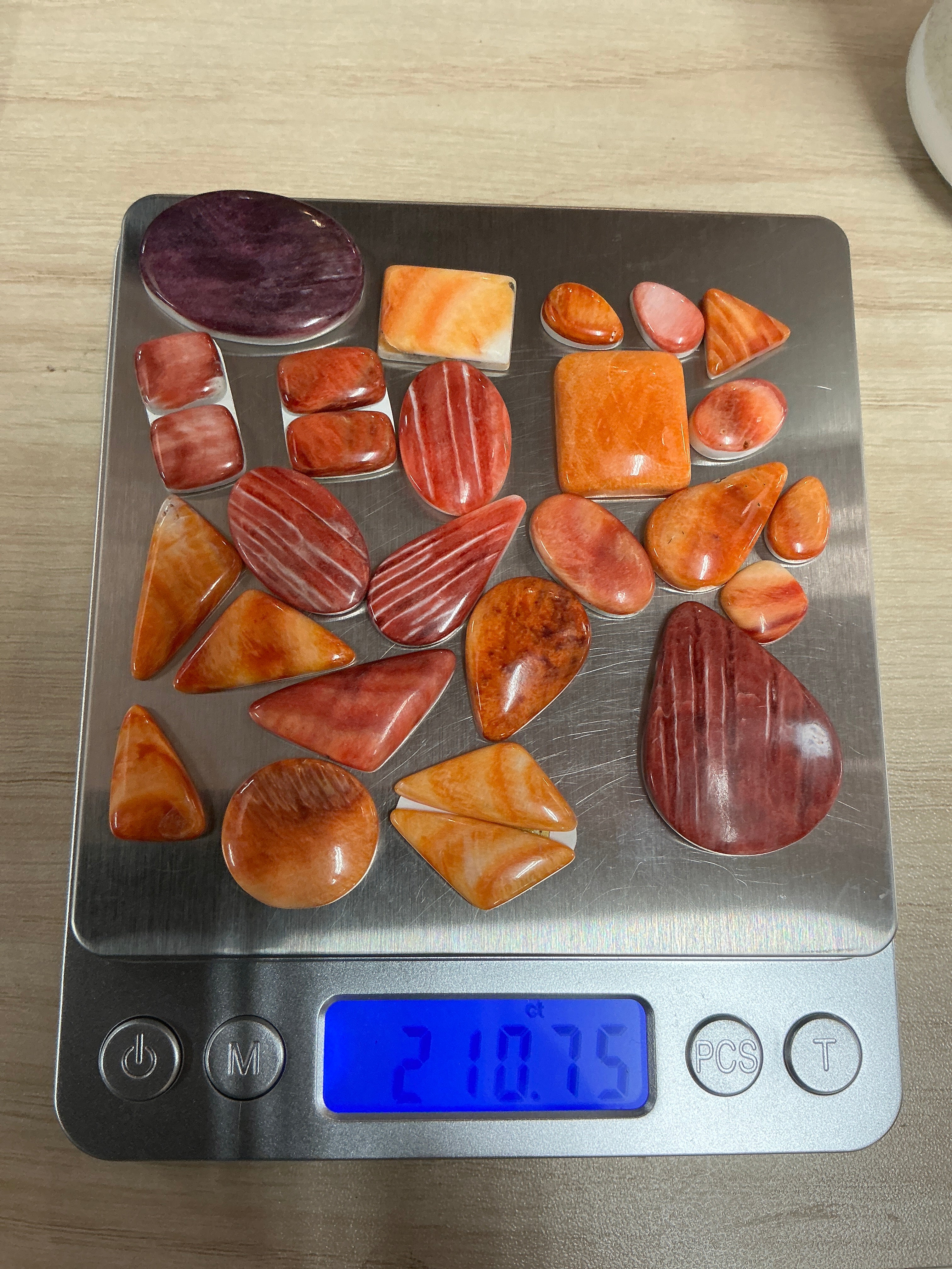 200 CARATS SPINY CABOCHONS. Lot 1. $139.